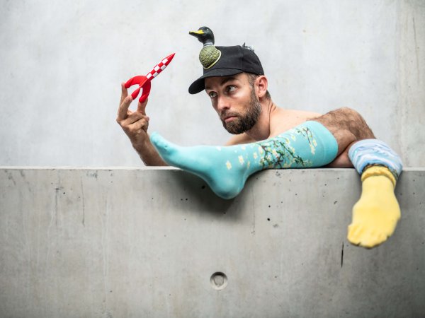 BRONKS & Not Standing / Alexander Vantournhout - Souvenirshop (foto © Bart Grietens)
