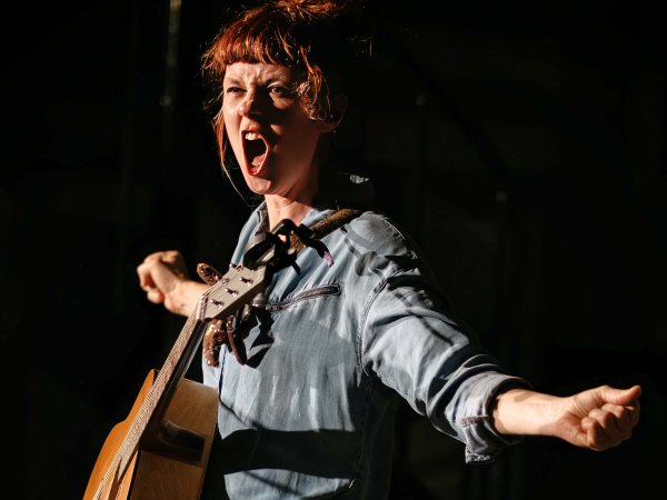 Els Degryse - De vrouw die haar clitoris verkoopt (foto © Manu Behaeghe)