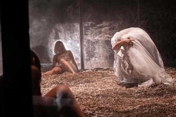 Laura Neyskens & Raphaël Vandeweyer / Inter:Action (Action Zoo Humain) / laGeste - GAZE (foto © Kurt van der Elst)