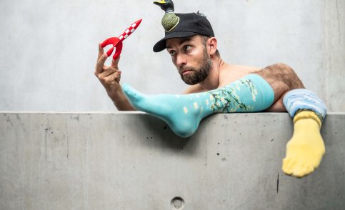 BRONKS & Not Standing / Alexander Vantournhout - Souvenirshop (foto © Bart Grietens)