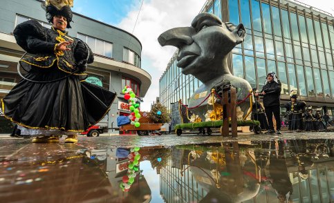 Carnaval in beeld met de smartphone (foto © Gert Swillens)
