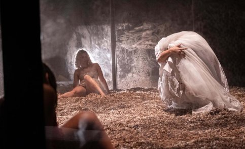 Laura Neyskens & Raphaël Vandeweyer / Inter:Action (Action Zoo Humain) / laGeste - GAZE (foto © Kurt van der Elst)